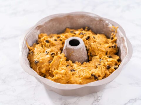 Come preparare una ciambella alla zucca con gocce di cioccolato