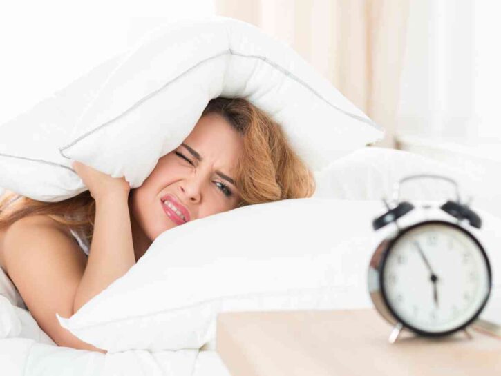Posticipare la sveglia al mattino fa male, lo dice la scienza: ecco perché