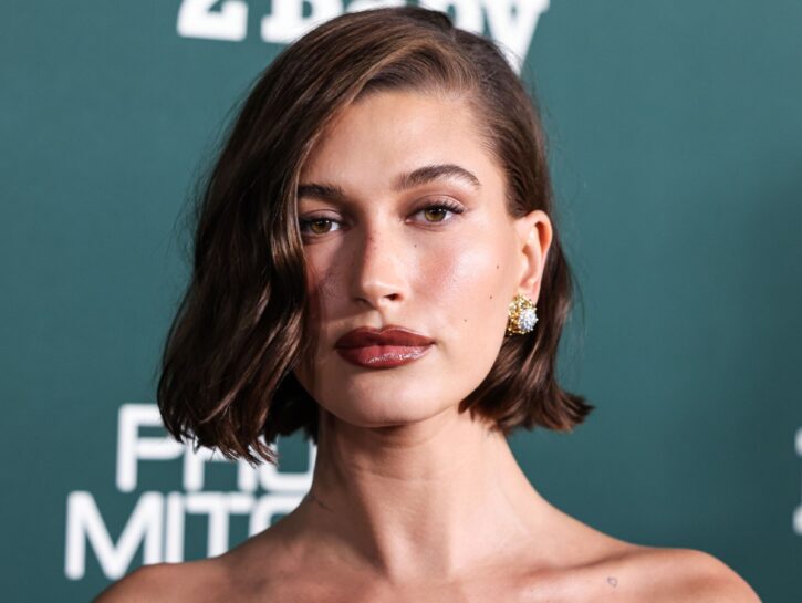 Hailey Bieber lancia il trucco natalizio: come realizzare il 