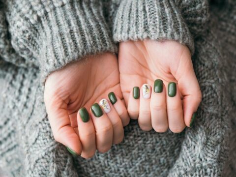 Unghie verde militare: le sfumature della natura per la nail art perfetta