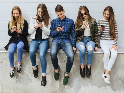 Adolescenti e utilizzo degli smartphone, uno studio rileva la soglia di rischio