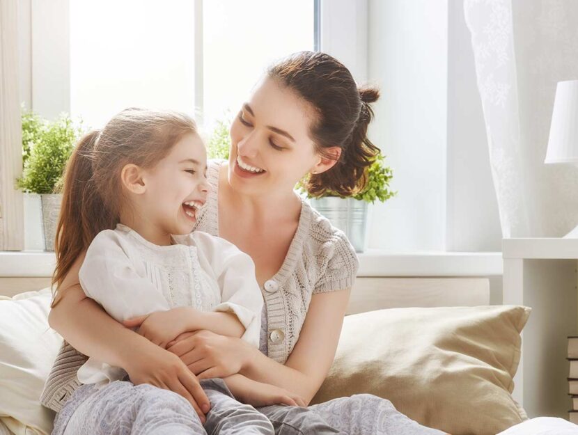 Mamma e figlia sorridenti