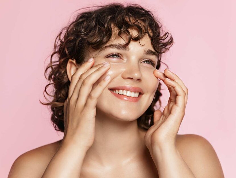 Giovane donna sorridente, trucco pre-doccia