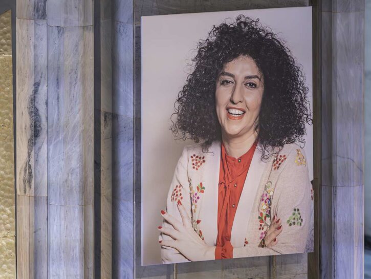 Nobel per la Pace all'attivista iraniana Narges Mohammadi, sedia vuota sul palco