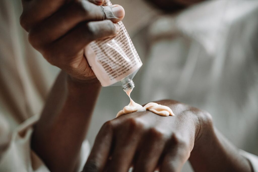 ragazza si spalma la crema sulle mani