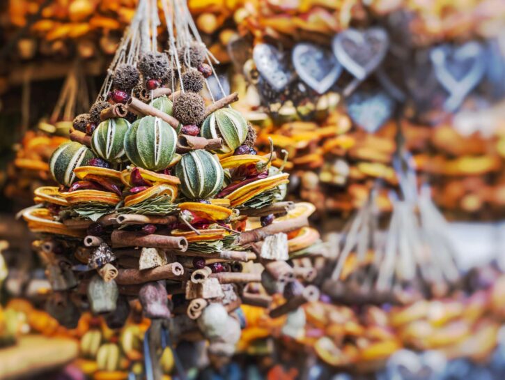 Come fare delle decorazioni natalizie con i bastoncini di cannella