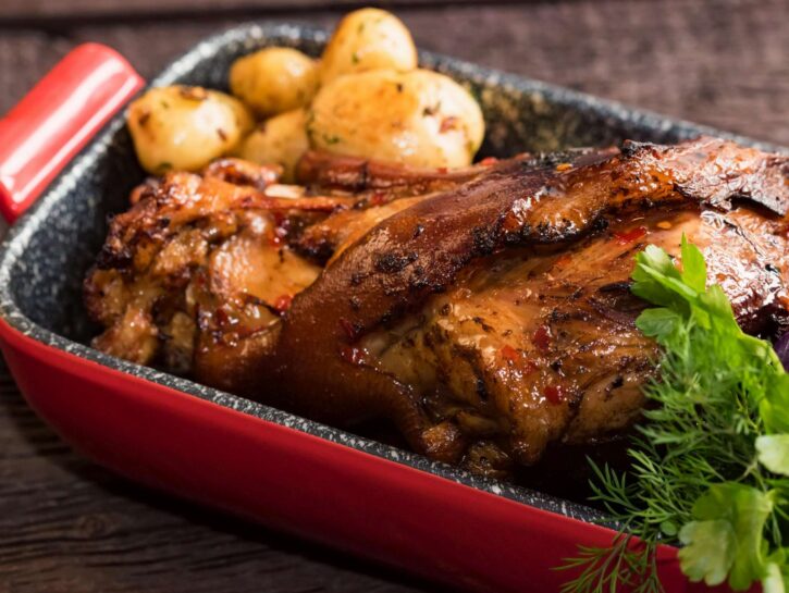 Come cucinare lo stinco di maiale al forno con patate