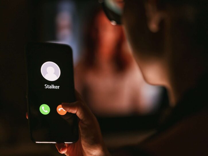 Stalking, applicato il primo braccialetto elettronico d'urgenza