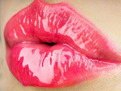 Wet lips: come realizzare questo trucco labbra