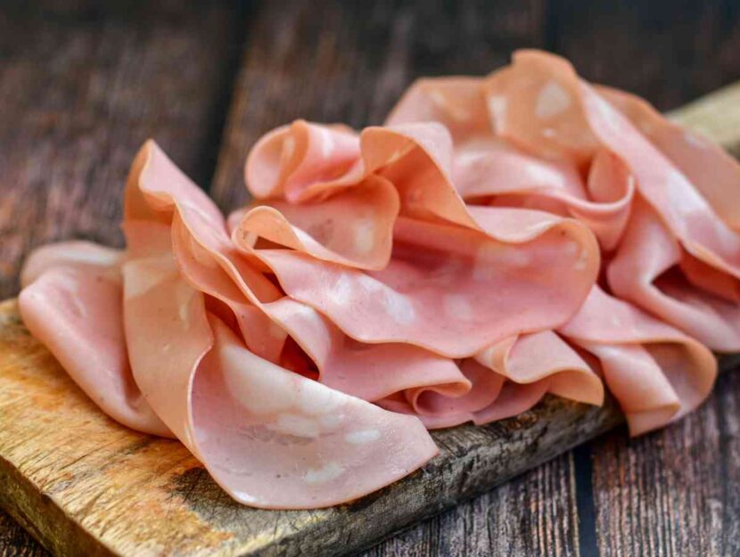 Un tagliere di mortadella