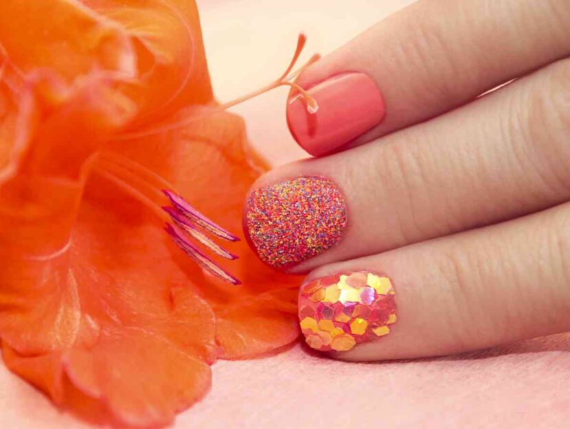 Una ragazza con le unghie color Peach Fuzz