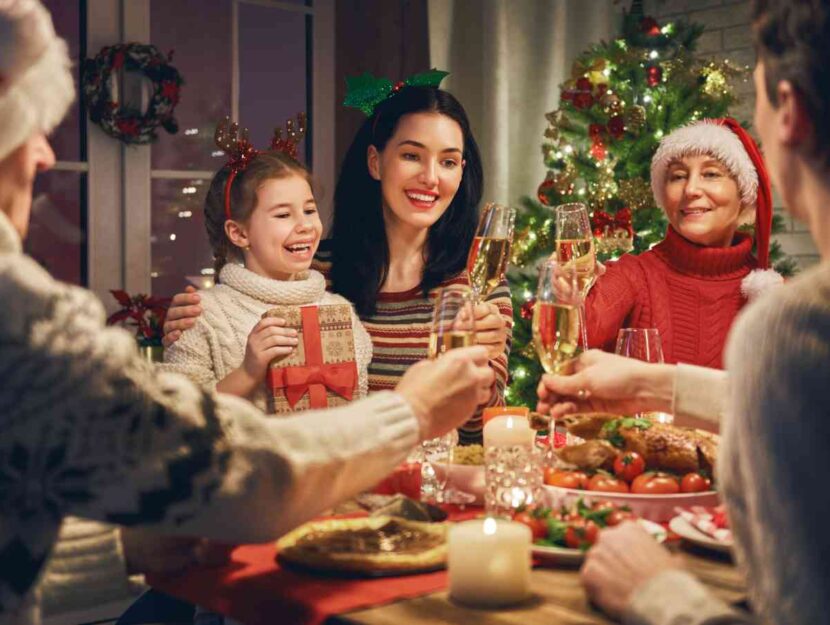 Una famiglia pranza a Natale