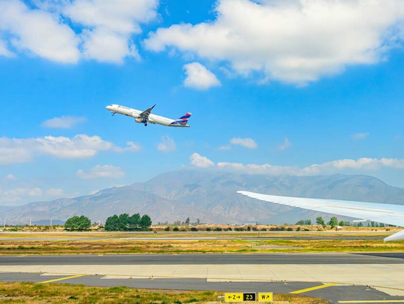 Aereo in fase di decollo dall'aeroporto di Santiago del Cile