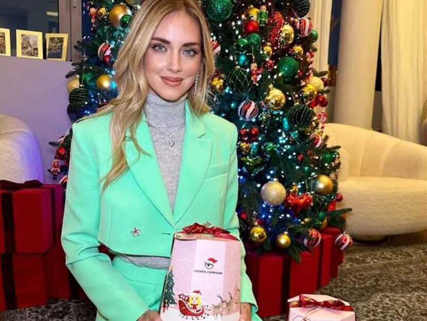 Chiara Ferragni con pandoro Balocco griffato