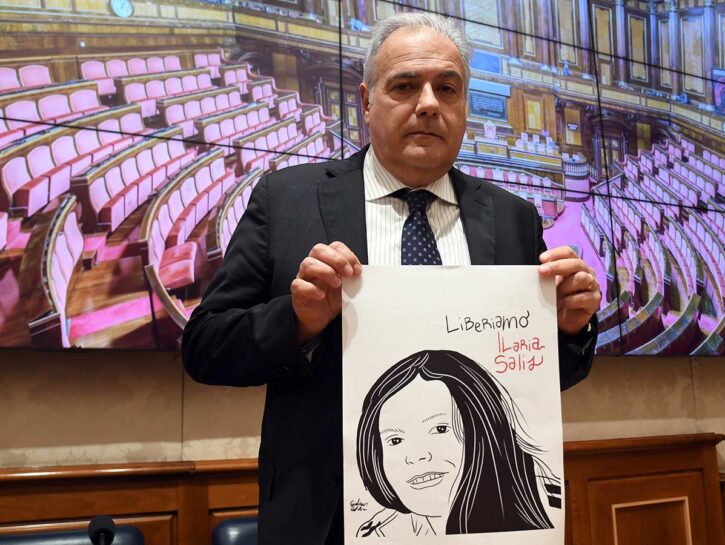 Ungheria, Ilaria Salis in aula con catene a mani e piedi: l'ira del padre