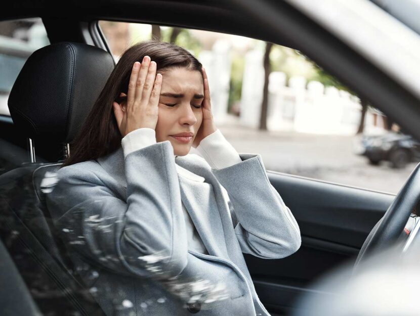 Donna in auto durante un attacco di panico