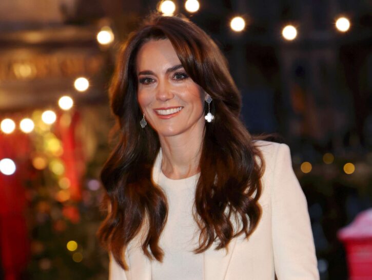 Re Carlo e Kate Middleton lasciano l'ospedale e tornano a casa