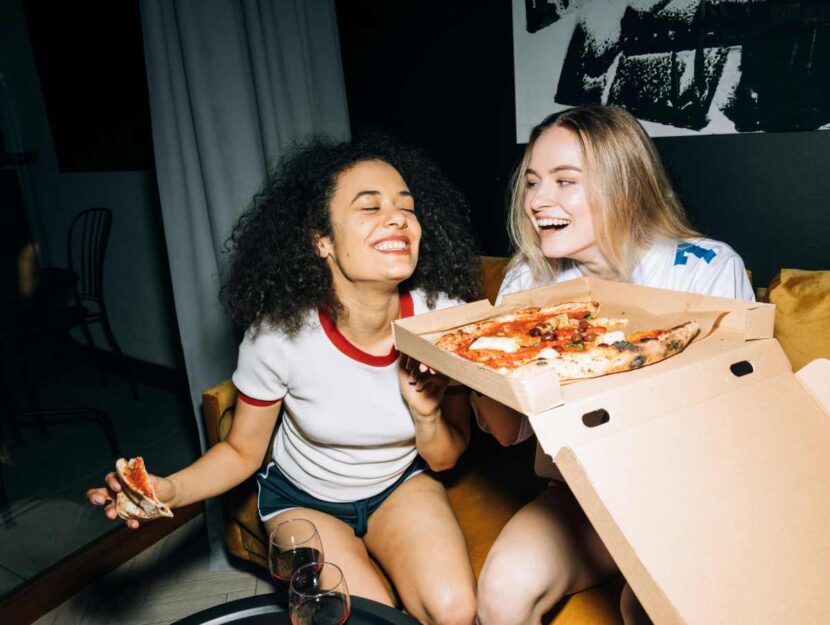 ragazze mangiano pizza dirty wellness sgarroa