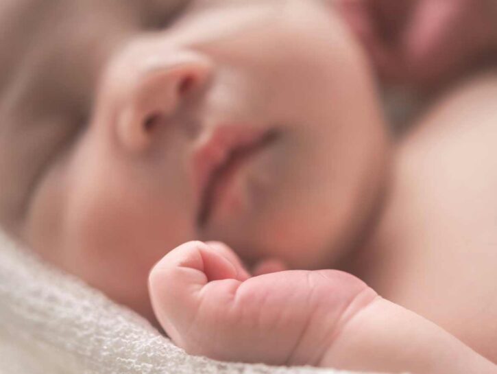 Neonato lasciato in ospedale: ora tutti sanno chi è la mamma