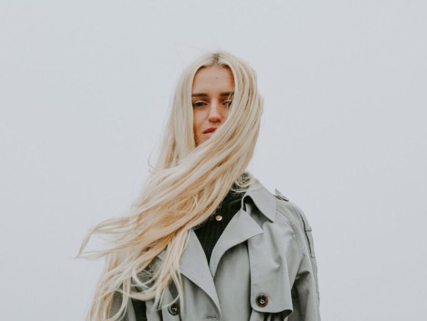 ragazza in outdoor con capelli sciolti