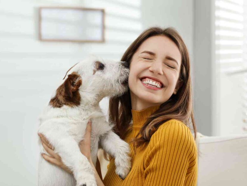 Una donna con il suo cagnolino