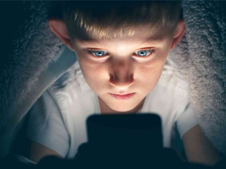 Temi che tuo figlio invii immagini di nudo? Ecco come parlargliene