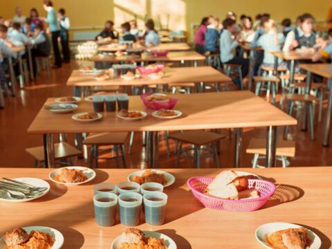 Mense scolastiche, cosa mettere a tavola per far mangiare i bambini