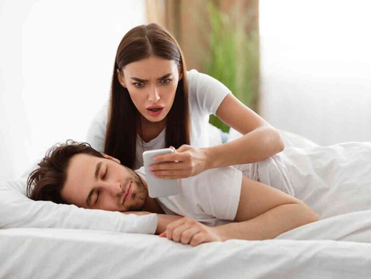 Sospetti che lui ti tradisca? Ecco i segnali da non sottovalutare