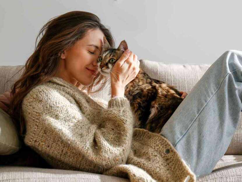 Una donna con il suo gatto