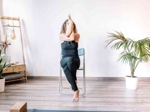 Yoga sulla sedia: i benefici e come si fa