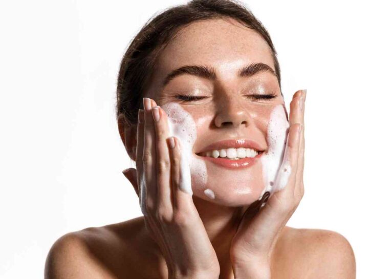 Quanto spesso dovresti lavarti il ​​viso? La risposta che non ti aspetti
