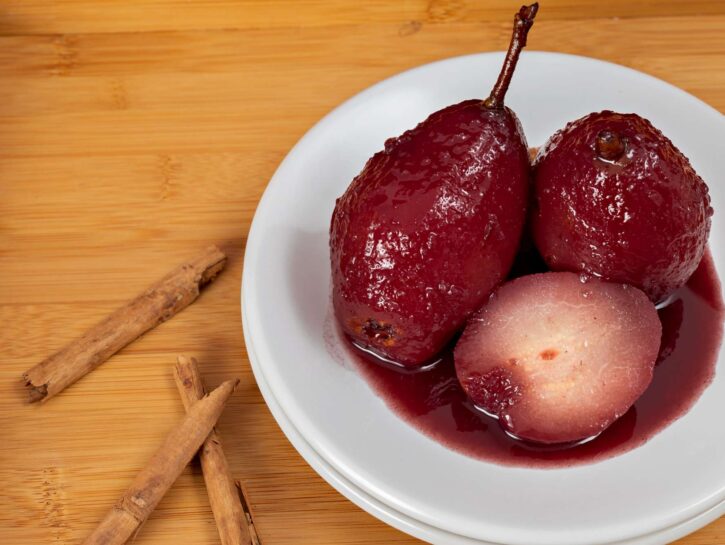 Come preparare le pere al vino rosso e cannella