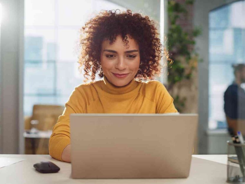 Una donna al computer