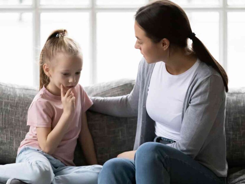 Una madre parla con la figlia