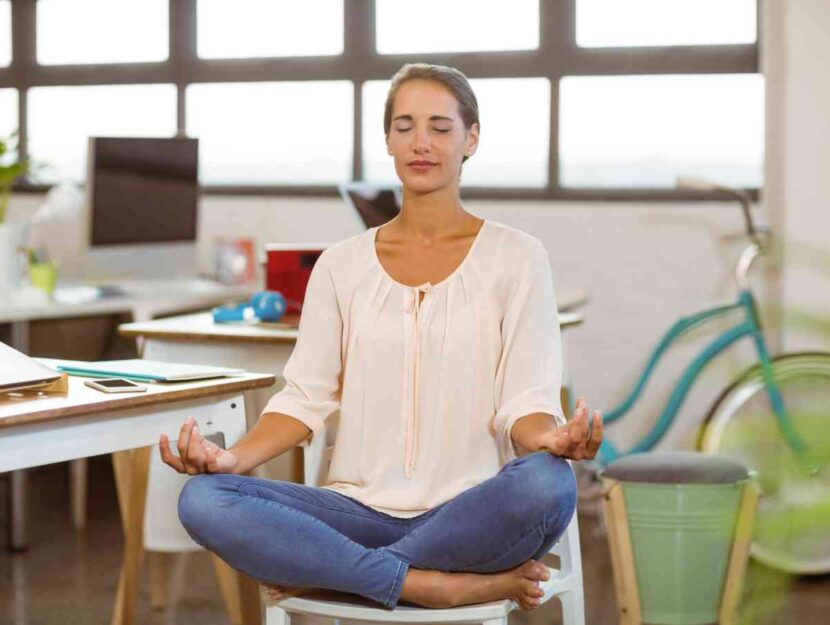 Una donna fa yoga sulla sedia