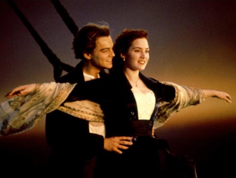 Leonardo DiCaprio e Kate Winslet nell'iconica scena tratta dal film Titanic