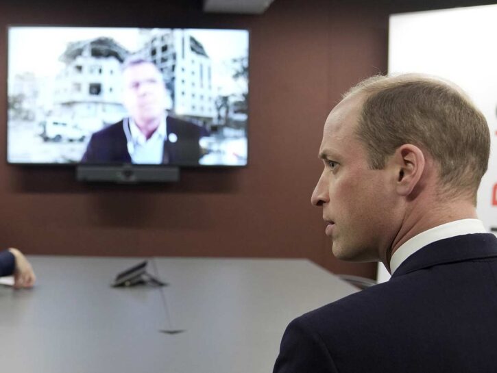 Il principe William rompe il protocollo: 