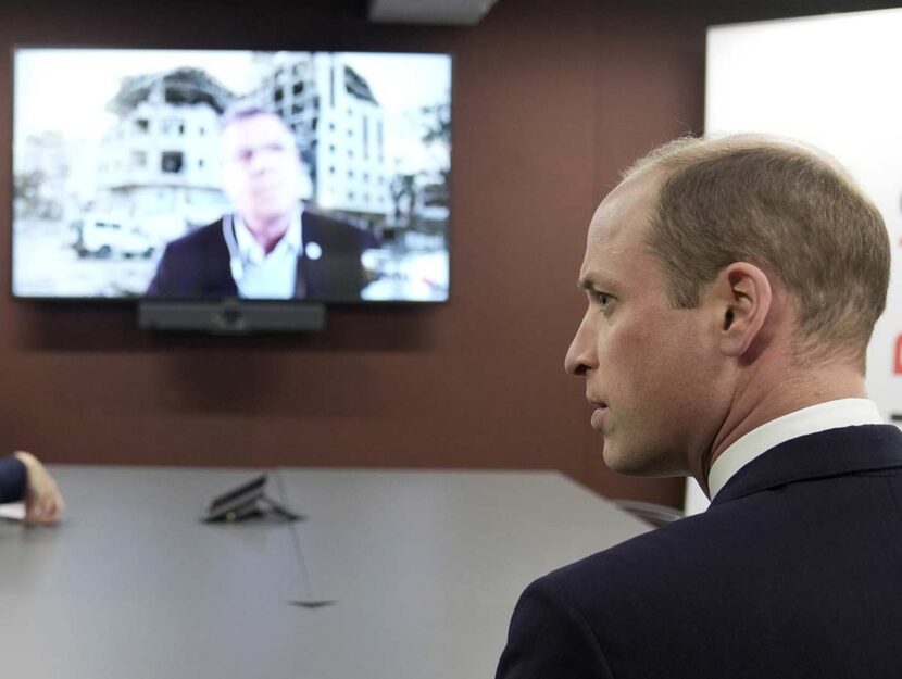 Il principe William in visita alla sede della Croce rossa britannica