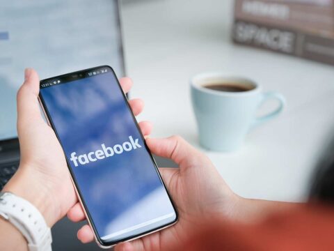 Facebook compie 20 anni: la storia del social che ha cambiato società e privacy