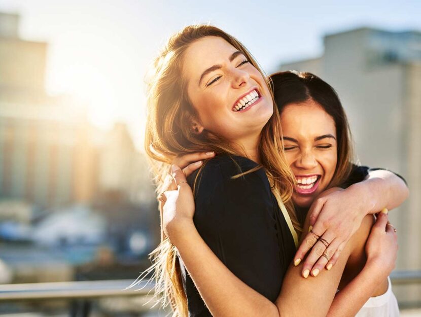 Amiche si abbracciano felici