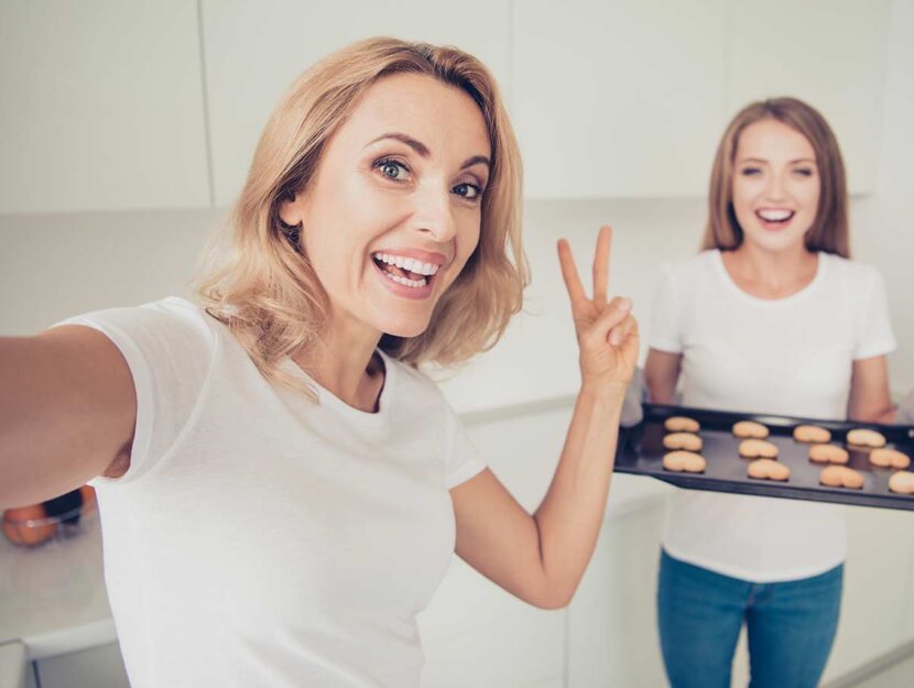 Madre si fa un selfie con la figlia