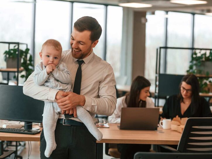 L'indagine: l'85% dei papà manager vuole il congedo parentale