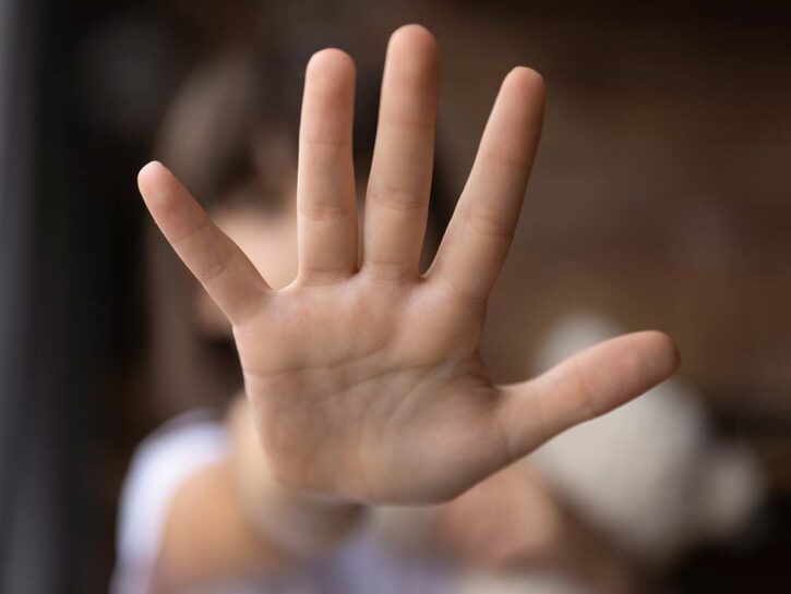Schiaffi alla figlia 12enne che invia foto osé, il Tribunale l'assolve: 