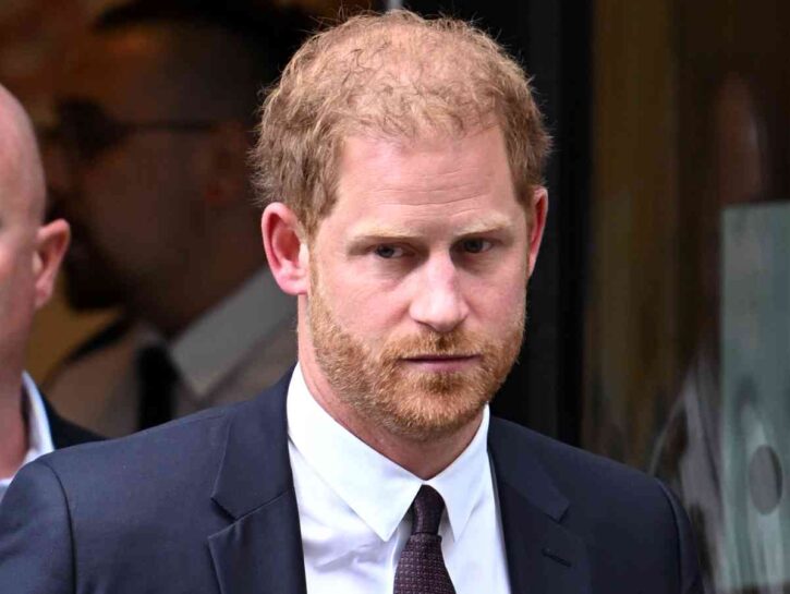 Re Carlo III incontra Harry e poi si trasferisce a Sandringham: si curerà qui
