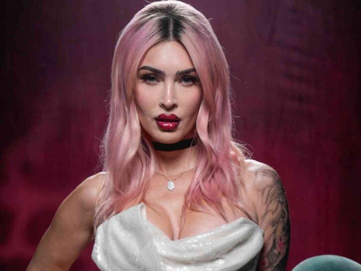 Piercing alle unghie e capelli rosa: il look goth glam di Megan Fox