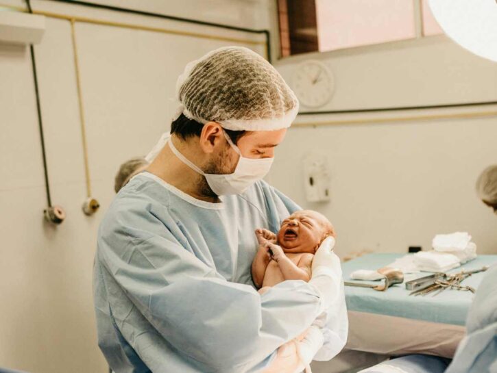 Ora anche i papà possono assistere al parto cesareo