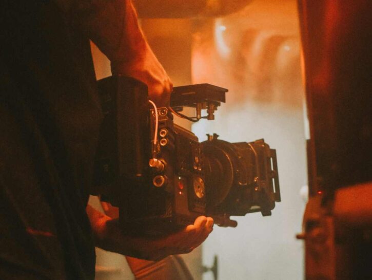 Cameraman licenziato per molestie: ha violato il codice etico