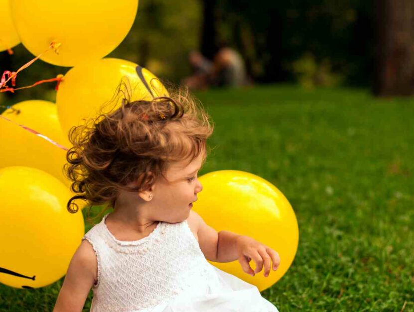 bambina con palloncini morbillo