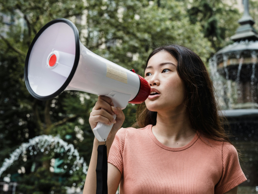 Ragazza protesta l'8 marzo per chiari obiettivi: più diritti per le donne