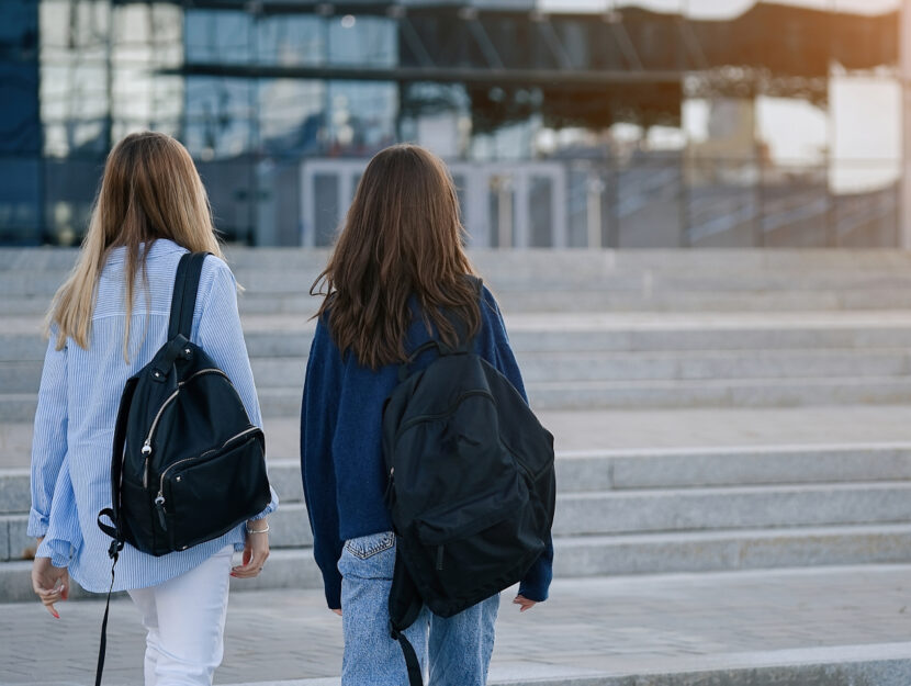 Due studentesse fuori da scuola (spese scolastiche)